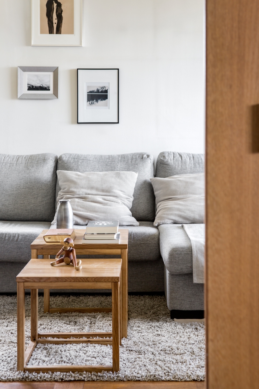 Stora Essingen vardagsrum soffa soffbord tavlor konst tavelvägg