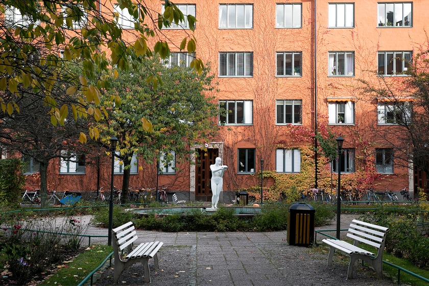 Alströmergatan Stockholm innergård höst autumn staty Fantastic Frank